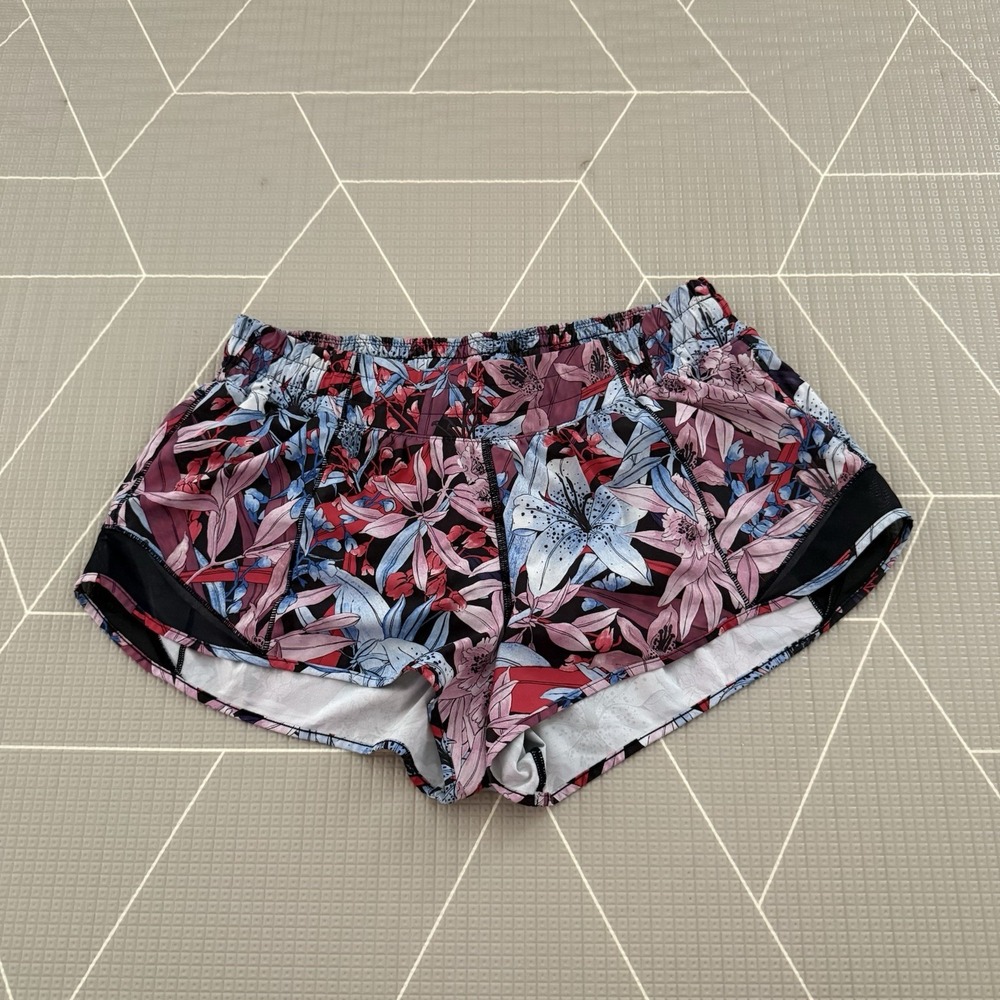 Lululemon Hotty Hot Short II LR 2.5" 10 Lush Lillies Multi Black LW7AJTR Y2K